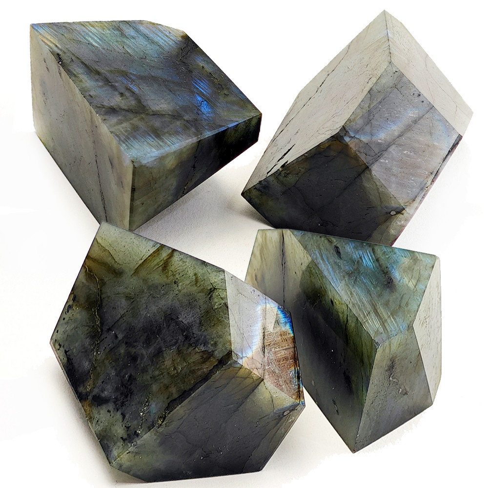 ธรรมชาติ Labradorite เรขาคณิตรูปร ่ างไม ่ สม ่ ําเสมอ Burnishing คริสตัลหินดิบ Polyhedral Labradorite ภูมิทัศน ์ หินตกแต ่ งบ ้ าน