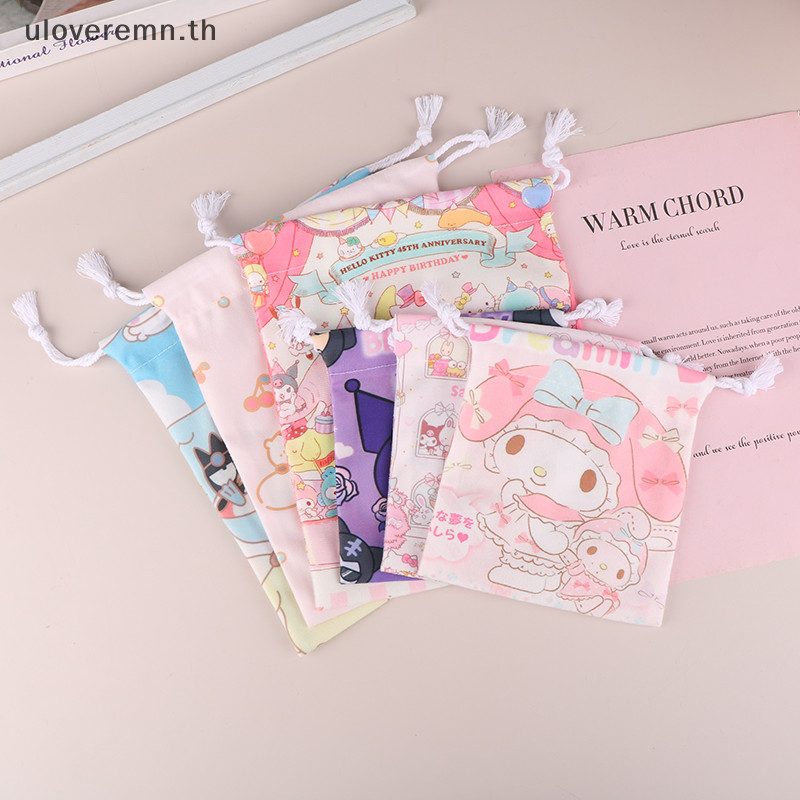 Ulo Sanrio Family Drawstring กระเป๋าผ้าลายการ์ตูนนักเรียนกระเป๋าเก็บของจิปาถะกระเป๋าเครื่องสําอางกระเป๋าซักผ้าแบบพกพา TH