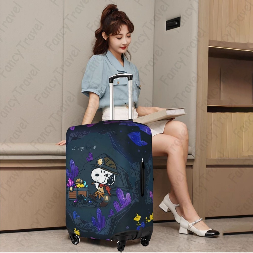 Fancytravel Snoopy ผ้าคลุมกระเป๋าเดินทาง กระเป๋าเดินทาง ผ้ายึดได้เยอะ กันฝุ่น กันรอย สวมใส่ได้ ข้น 18/20/22/24/26/28/32นิ้ว