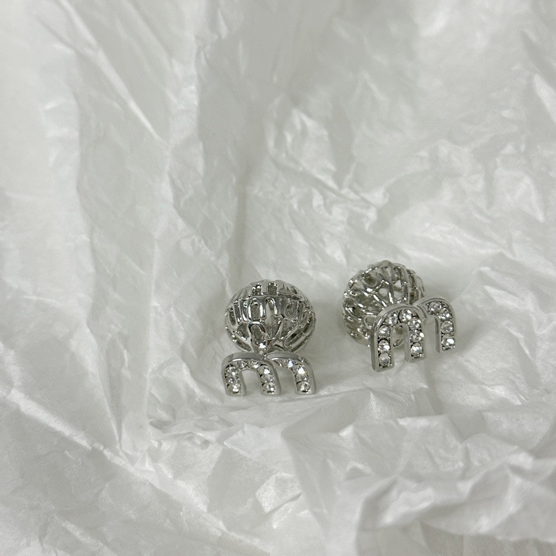 2025 One Style Two-Wear กระพริบเพชร M Letter Hollow Ball ต่างหู - รูปที่ 2