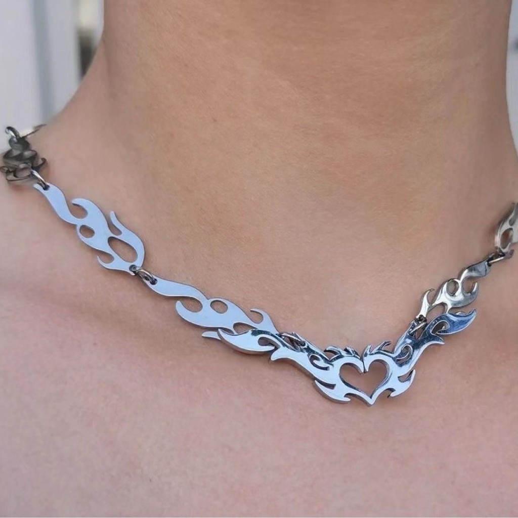 [หัวใจสีม่วง] เครื่องประดับยุโรปอเมริกันกลวงเปลวไฟโทเท็มหัวใจสร้อยคอจี้ฮิปฮอปเฉพาะโซ่กระดูกไหปลาร้า
