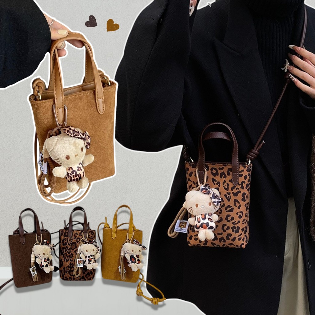 (w273) กระเป๋าสะพายข้าง ลายเสือดาว ผ้าขนหนังกลับ แถมตุ๊กตาห้อย