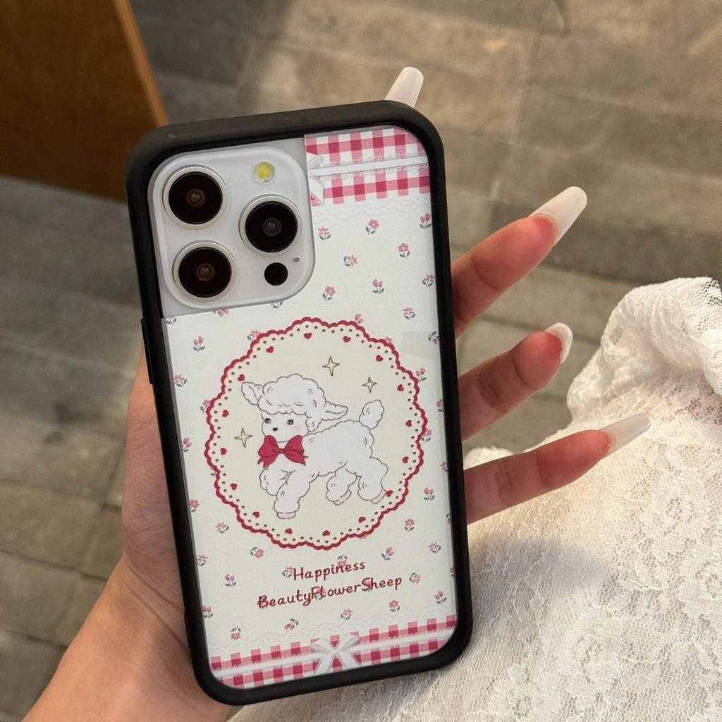 พื้นหลังสีขาวน่ารักสีแดงหมากรุกแกะกรอบขนาดใหญ่เคส iPhone เหมาะสําหรับ iPhone 7/8PLUS 14 15PLUS X/XSMAX XR 11 12MINI 13 PROMAX การดูดซับแรงกระแทกและป้องกันการตกกระแทก