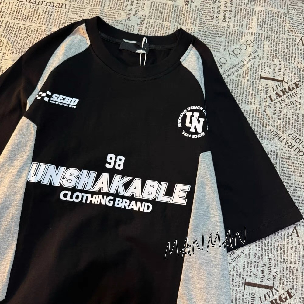 MANMAN เสื้อเย็บสีตัดกัน เสื้อยืดผู้ชาย แขนสั้นคู่รัก สไตล์อเมริกันย้อนยุค
