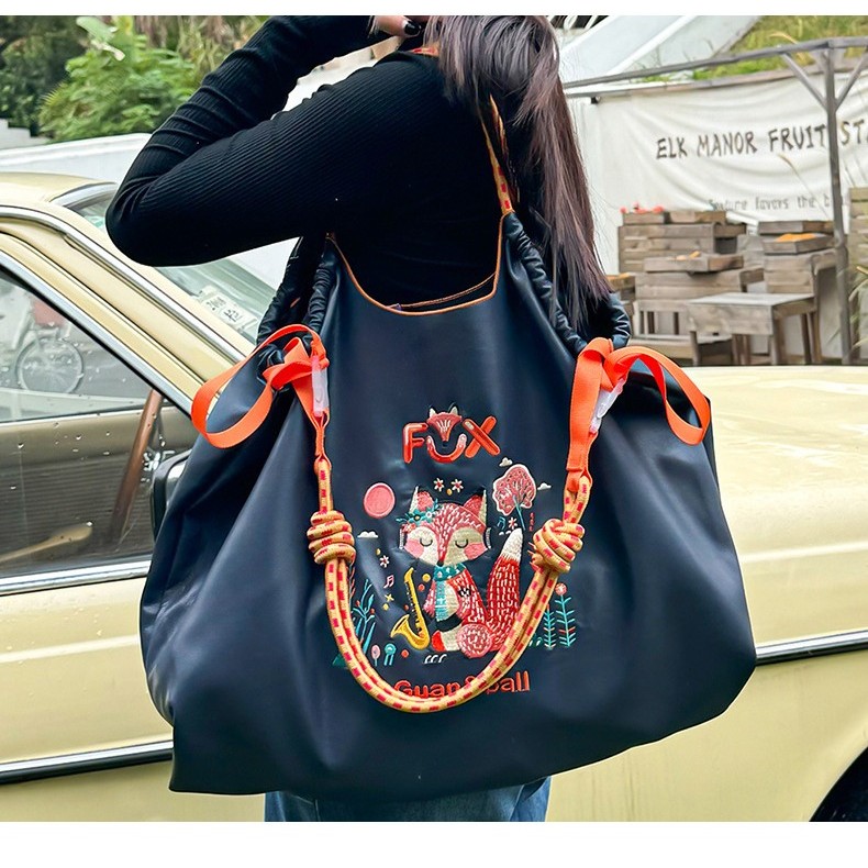 กระเป๋าใต้วงแขนหนังปักลาย ความจุขนาดใหญ่ กระเป๋าสะพายไหล่คุณภาพสูงสำหรับผู้หญิง