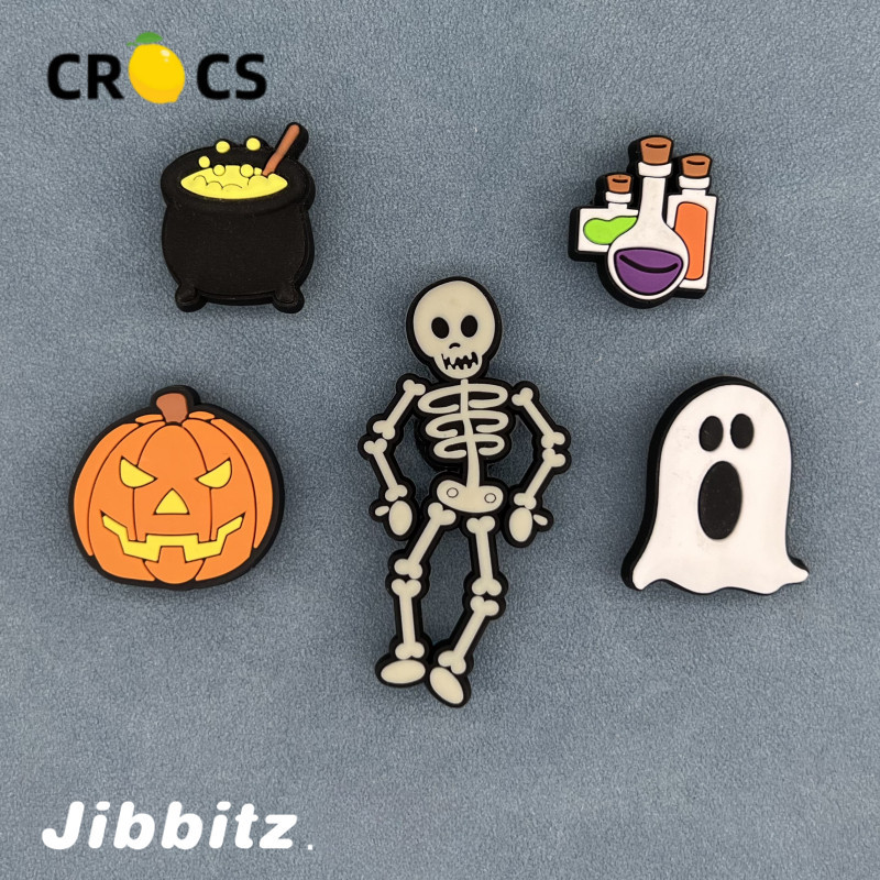 ใหม่ อุปกรณ์เสริมหัวเข็มขัด รูปหัวกะโหลก สําหรับตกแต่งรองเท้า Crocs jibbitz charms Zhibixing