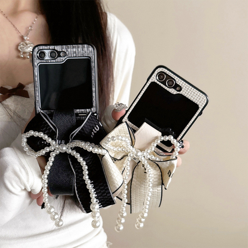 Samsung Galaxy Z Flip 8 7 FE 6 5 4 3 5Gเคสโทรศัพท์แฟชั่นหรูหราBling Pearlน่ารักโบว์สายรัดข้อมือยึดฝาครอบโทรศัพท์หนัง