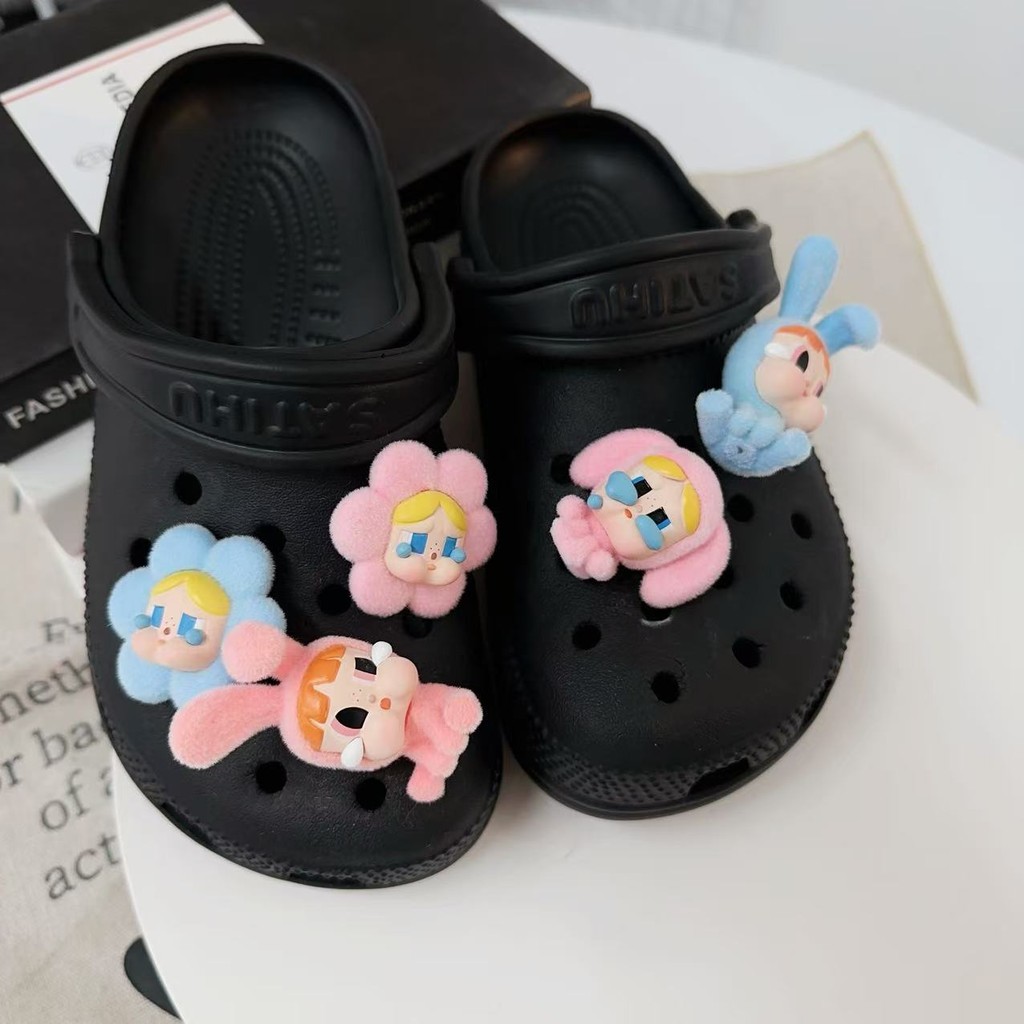 Crybaby เสน่ห์รองเท้าน่ารักสไตล์ใหม่ - อุปกรณ์อุดตันสไตล์ DIY Cros ตกแต่งรองเท้าการ์ตูนน่ารักสําหรับผู้ชายและผู้หญิง, คลิปรองเท้าแสนสนุกสําหรับ Casual &