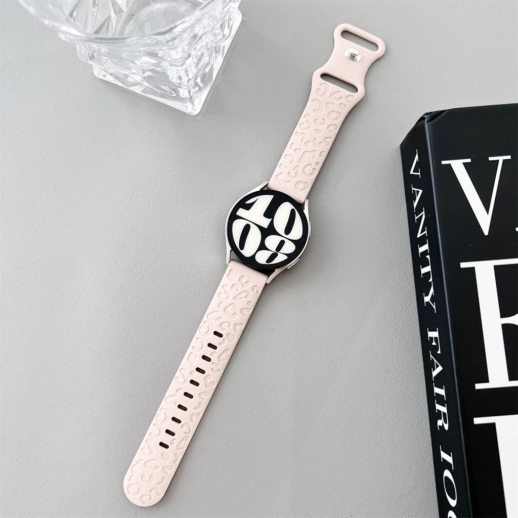 แกะสลักสายคล้องคอซิลิโคนสร้อยข้อมือสําหรับ Samsung Galaxy Watch FE 7 6 5 4 40 มม.44 มม.45 มม.42 มม.46 มม.43 มม.47 มม.