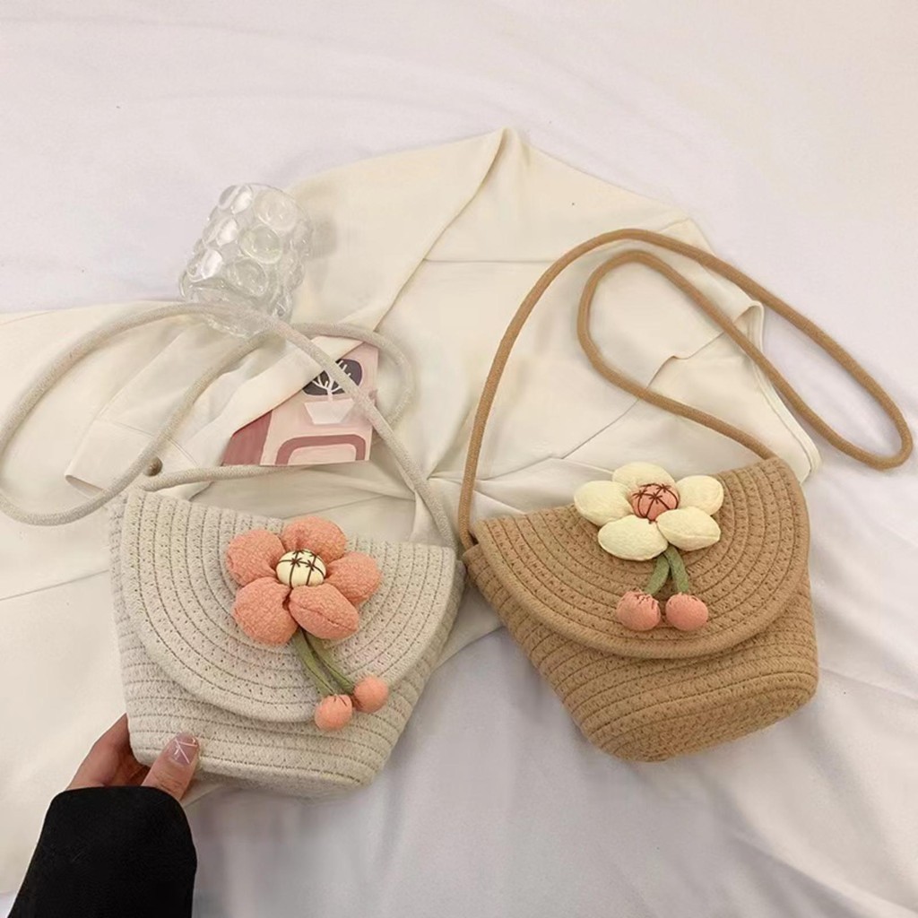 【พร้อมส่ง】กระเป๋าสะพายข้าง กระเป๋าดีไซน์เฉพาะสำหรับผู้หญิง แฟชั่นฤดูร้อนใหม่ปี Ins 2024