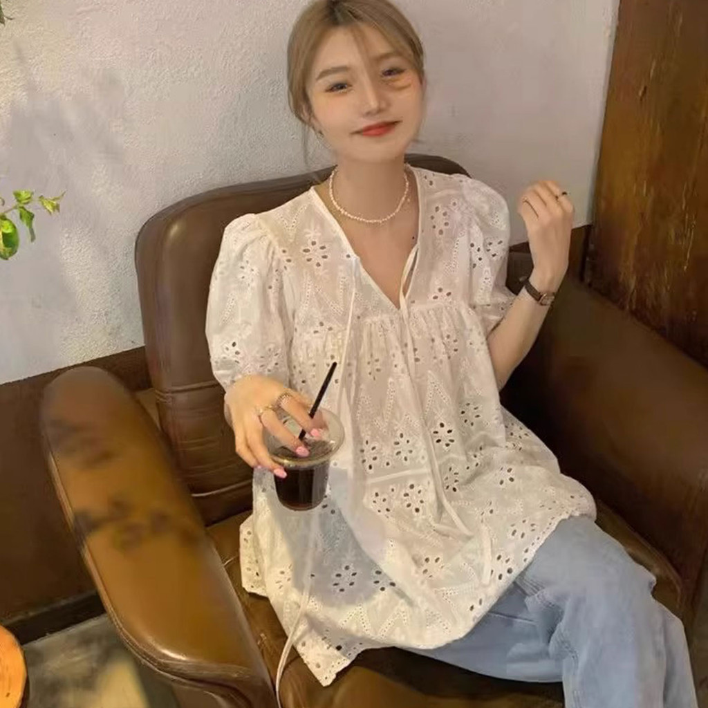เสื้อเบลาส์ลูกไม้ คอวี ชายปล่อยสีขาว มีสเน่ห์
