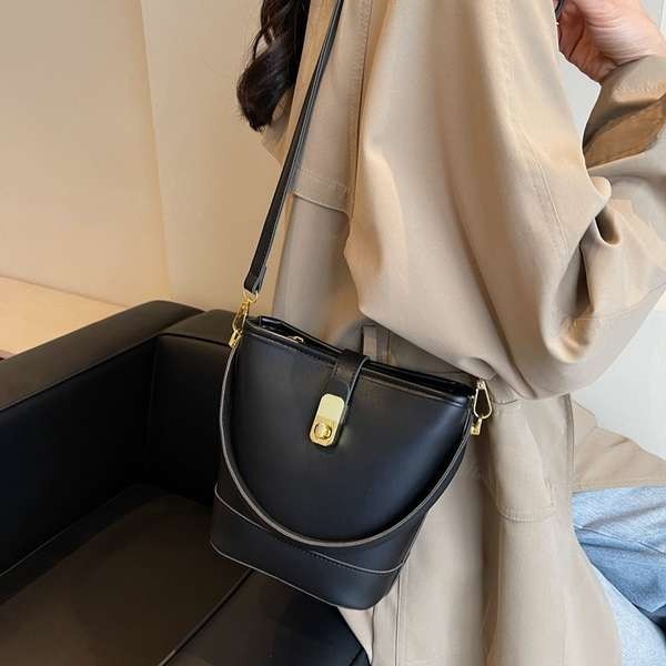 tote bag กระเป๋า กระเป๋าผู้หญิง 2023 ใหม่ Bucket Bag Crossbody กระเป๋าถือ Premium Commuter Women's Bag Simple Shoulder Bag Hand Carry