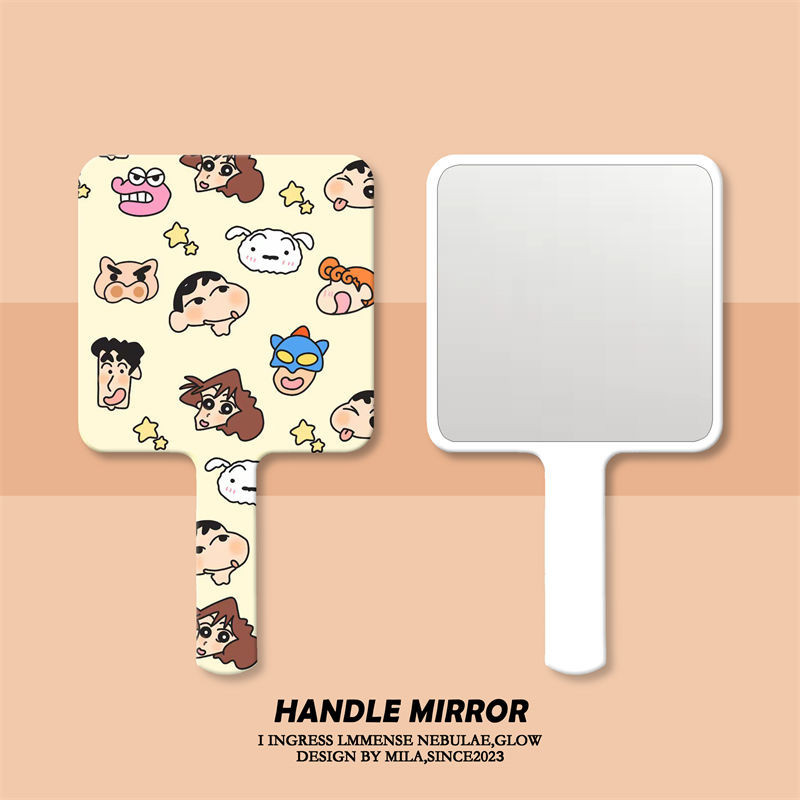 [Nayitrs] Cinnamon Dog Crayon Shin-Chan Handle Mirror กระจกแต่งหน้าแบบพกพาในกระเป๋ากระจกมือถือกระจกพกพาหอพักหญิง Shinnosuke อุปกรณ์ต่อพ่วงของขวัญสําหรับเพื่อนของขวัญวันเกิด