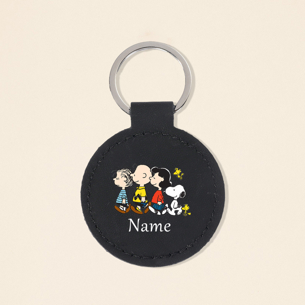Snoopy พิมพ์การ์ตูนที่กําหนดเองชื่อ PU พวงกุญแจหนัง Circulaire พวงกุญแจพวงกุญแจรถเครื่องประดับกระเป๋าอุปกรณ์เสริมของขวัญที่กําหนดเองที่ดีที่สุด - รูปที่ 3