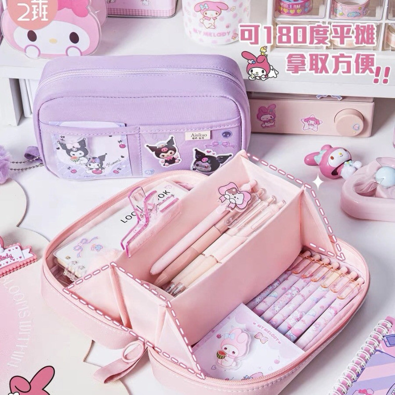 SANRIO ซานริโอ โปร่งใสกล่องดินสอสามชั้นความจุสูงนักเรียนสาวความเรียบง่ายและปฏิบัติสูงความงามปากกากระเป๋าบ้านจัดเก็บเครื่องเขียนถุงเก็บแบบพกพาการ์ต