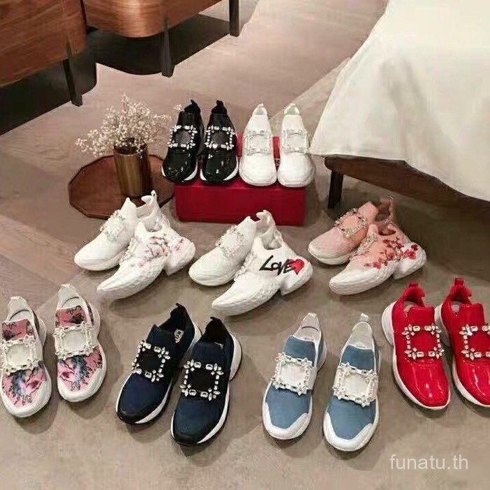 รองเท้าผ้าใบพ่อ Tang Yan แบบหนา ปักลาย Rhinestone หัวเหลี่ยม เพิ่มความสูง รองเท้าตาข่ายลูกไม้ 2024 รองเท้าลำลอง