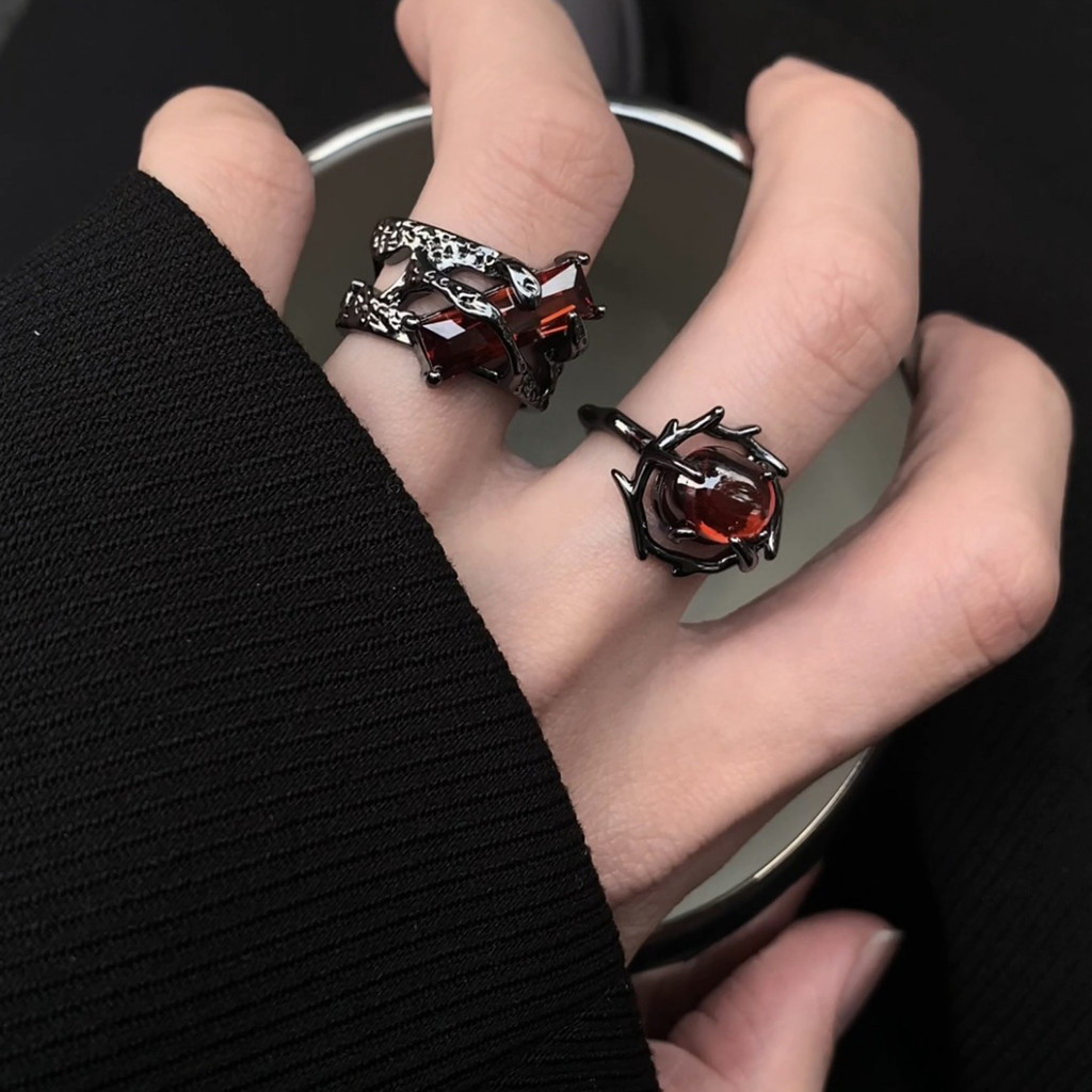 1pc Dark Thorn แหวนหินสีแดง Punk Vintage Design Sense แหวนเรขาคณิต Electroplating