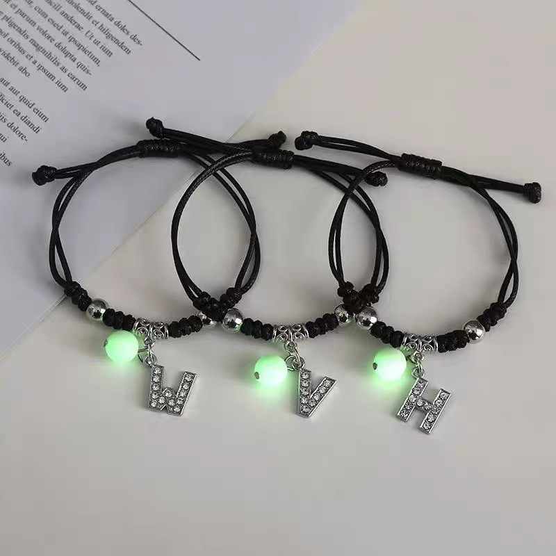 Glow-in-the-dark AZ ชื่อเริ่มต้น สร้อยข้อมือ Luminous 26 ตัวอักษร ปรับได้ สีดํา ทอมือ สายรัดข้อมือ คู่รัก กําไลข้อมือ