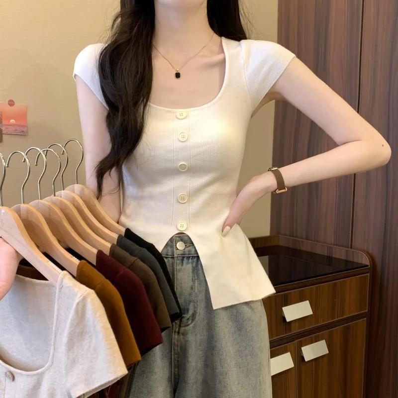 Dahong 💖เสื้อยืดแขนสั้นสเวตเตอร์ถักผู้หญิง แต่งกระดุม สีพื้นยืดตามตัว ใส่ง่าย ฟรีไซส์ D415