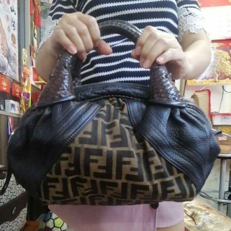 กระเป๋าถือผู้หญิง FENDI กระเป๋าหนัง