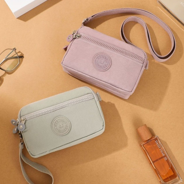 (มีส่งด่วน)ifashionbag(IF2012) กระเป๋าสะพายข้างใส่มือถือ-แนวนอน เป็นผ้าไนล่อนกันน้ำได้ มี4 ซิป - รูปที่ 2