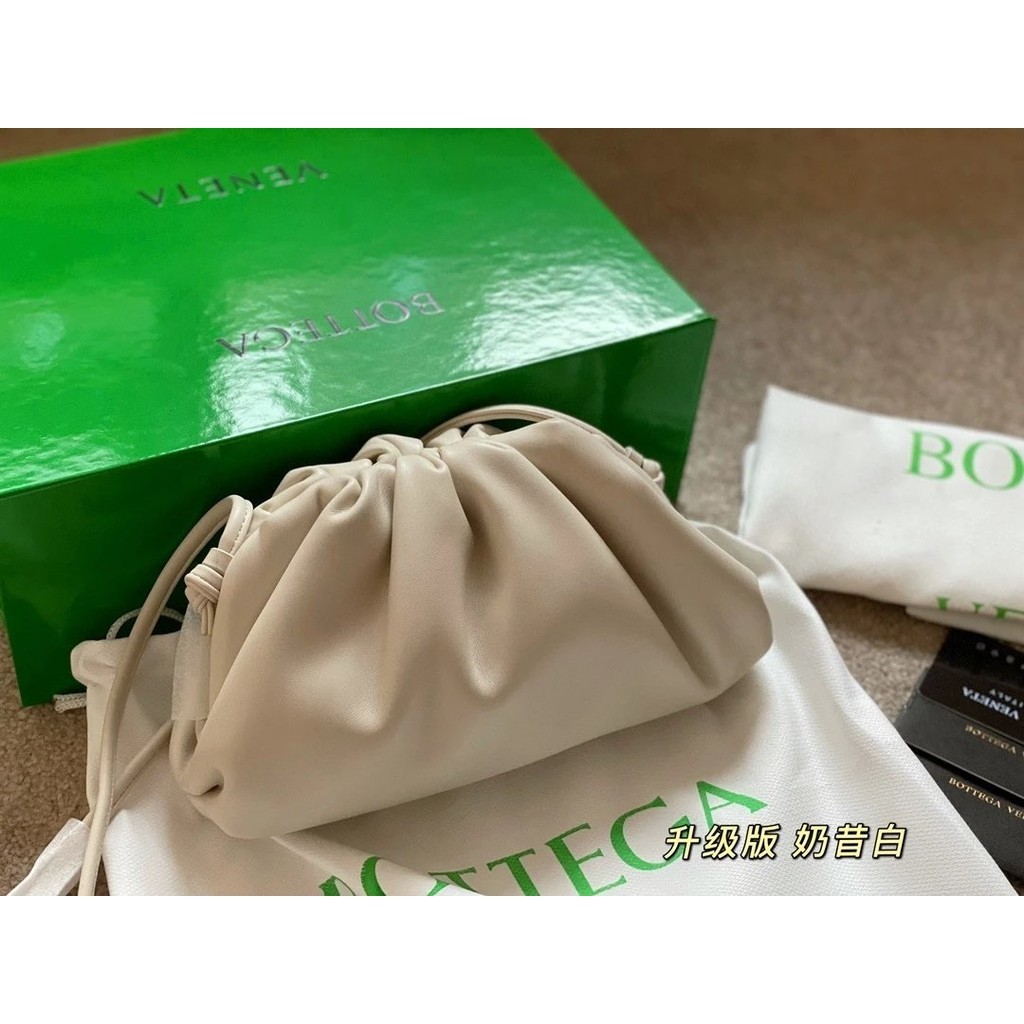 [ คุณภาพสูง ] BOTTEGA VENETA VENETA VENETA Classic POUCH Clutch Cloud Bag BV Bag Soft Cowhide Pleated Dumpling Bag Shoulder Messenger Bag Female Bag P20W