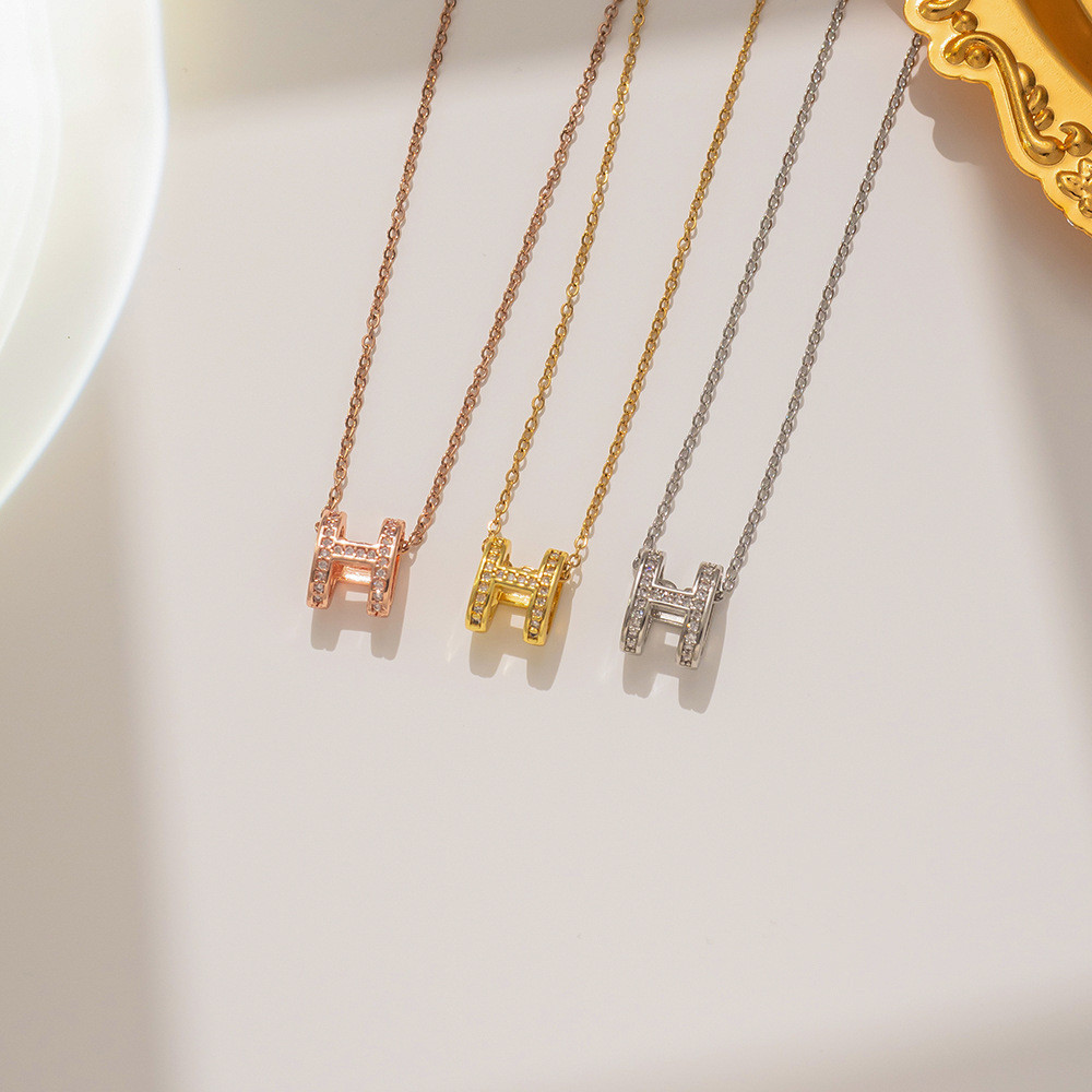 High-end Feeling Full Diamond Letter H สร้อยคอเหล็กไทเทเนียมหญิงฤดูร้อน ins Simple Cool สไตล์ Clavicle Chain แฟชั่น All-Match สร้อยคอ