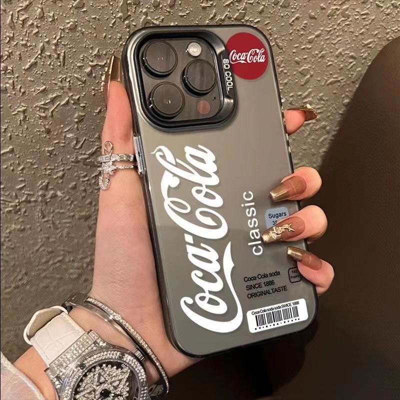 เคส iPhone กรอบใหญ่ Coca Cola ส่วนบุคคลและสร้างสรรค์เหมาะสําหรับ iPhone X/XSMAX XR 14 15PLUS 11 12mINI 13 PROMAX 7/8PLUS การดูดซับแรงกระแทกและป้องกันการตก