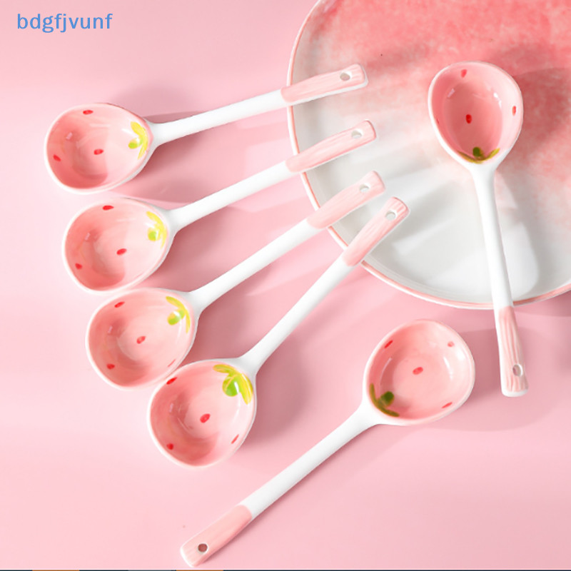 Bdgf Kawaii สตรอเบอร ์ รี ่ เซรามิคช ้ อนซุปน ่ ารักเกาหลีไอศกรีมมือทาสีกาแฟขนมหวานช ้ อนด ้ ามยาวอุปกรณ ์ ครัว TH