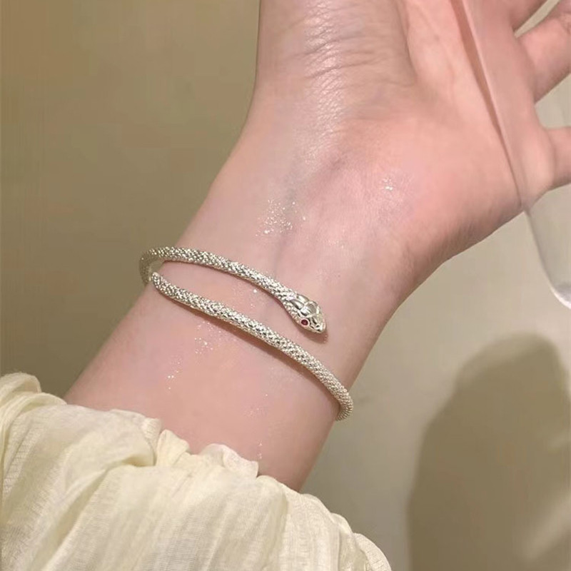 เงินงูไขลานสร้อยข้อมือแสงหรูหราซอกระดับไฮเอนด์การออกแบบประณีตความรู้สึกสร้อยข้อมือแฟชั่นที่ไม่ซ้ําใคร