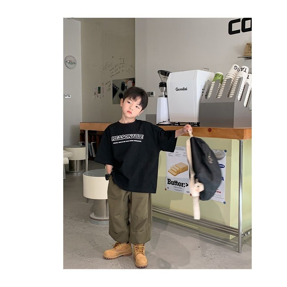 ฤดูร้อน เสื้อผ้าเด็กใหม่ ฤดูใบไม้ผลิ 2023 เสื้อยืดแขนสั้นเด็กชาย เสื้อแขนสั้นสไตล์เกาหลี แฟชั่นยอดนิยม O31O