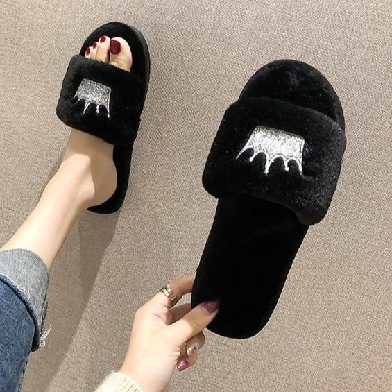 Yuki🎀SH-1-05 รองเท้าแตะผ้าขน ใส่เดินในบ้าน นิ่มใส่สบายมาก ลายมงกุฎ