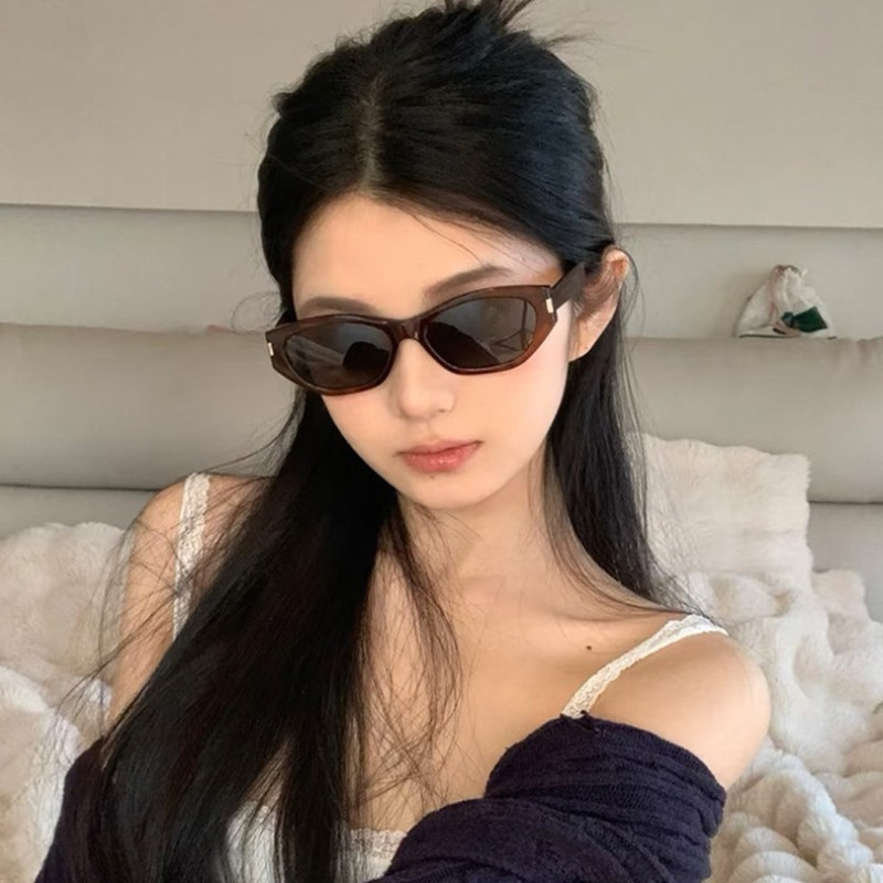 แว่นกันแดดกรอบแคบใหม่ย้อนยุคกรอบเล็กถ่ายภาพถนนอินเทอร์เน็ตคนดังแว่นกันแดดสไตล์เดียวกัน