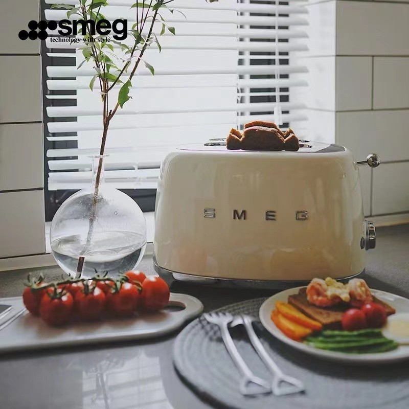 smeg รุ่น TSF01 เครื่องปิ้งขนมปัง CREU