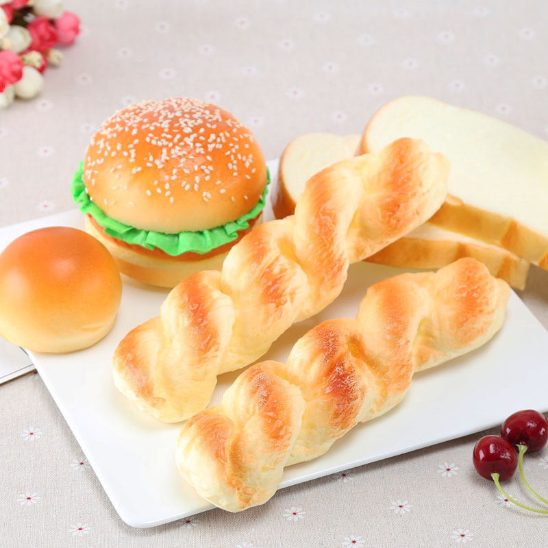 ขนมปังเกลียว ขนมปังปลอม เหมือนจริงมาก สำหรับตกแต่งบ้าน ตกแต่งร้านค้า สกุชชี่ อาหารจำลอง ของเล่นเด็ก พร๊อพถ่ายรูป