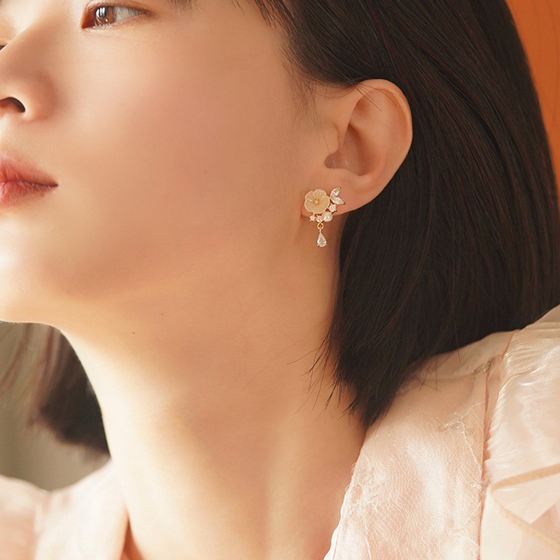 ต่างหูดอกไม้มุกเพทายหรูหราสไตล์ฝรั่งเศส