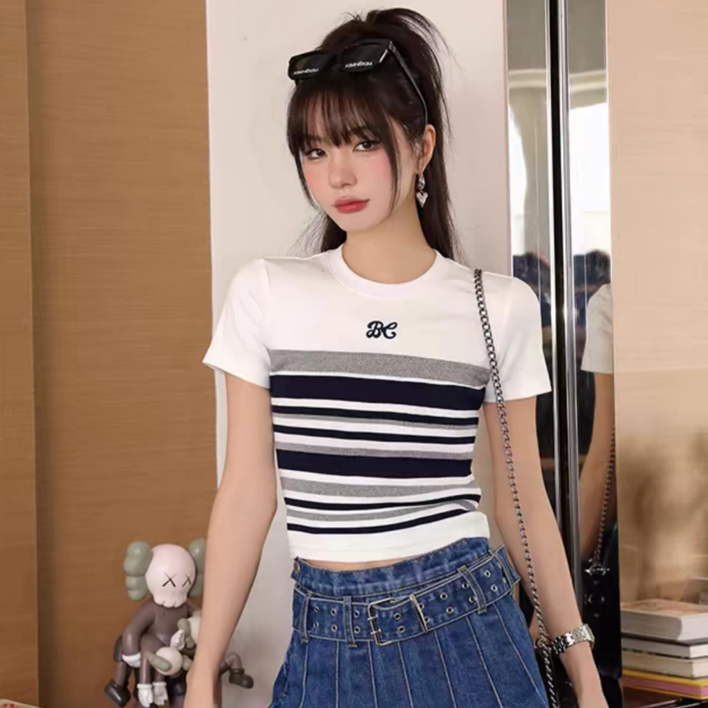 ฤดูร้อน ดีไซน์ใหม่ทันสมัย ลดอายุ เสื้อแขนสั้นคอกลมลายทางเอวสูงสำหรับผู้หญิง ผ้ากำมะหยี่ถัก Ji Xi A5P