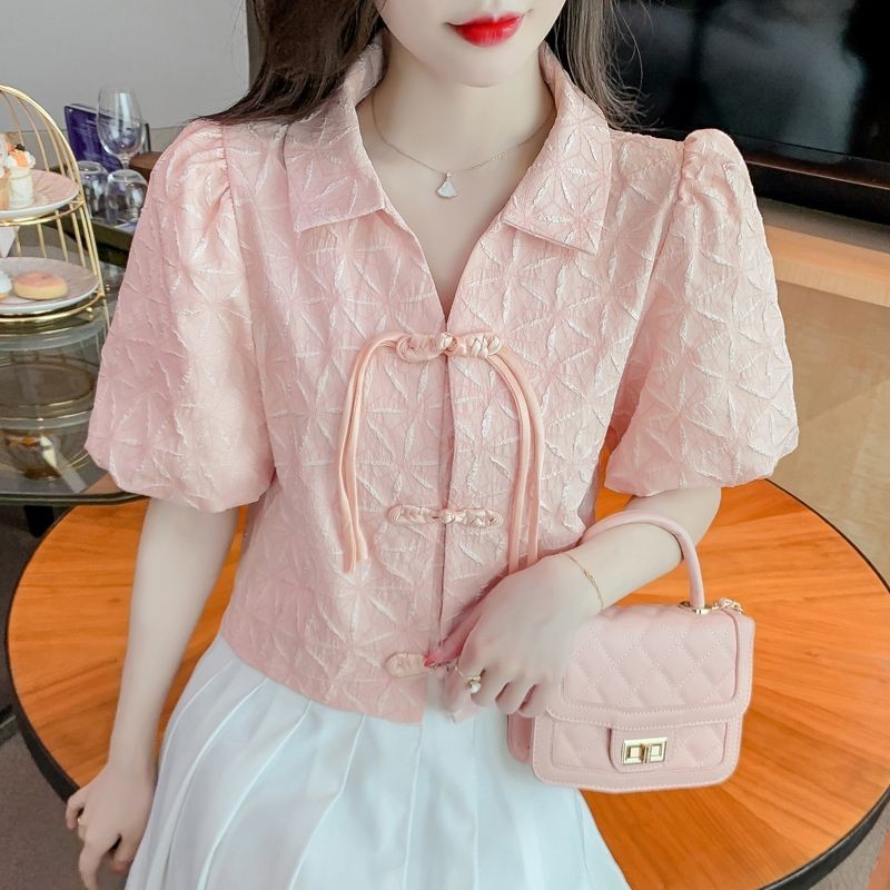 2024 เสื้อเชิ้ตแขนพัฟลายนูนปกสไตล์จีนสําหรับผู้หญิงที่มีความรู้สึกการออกแบบซอกหวาน2024 เสื้อเชิ้ตแขนสั้นสะดือสะดือสะดือสะดือสะดือสะดือสะดือสะดือสะดือ♣5.15