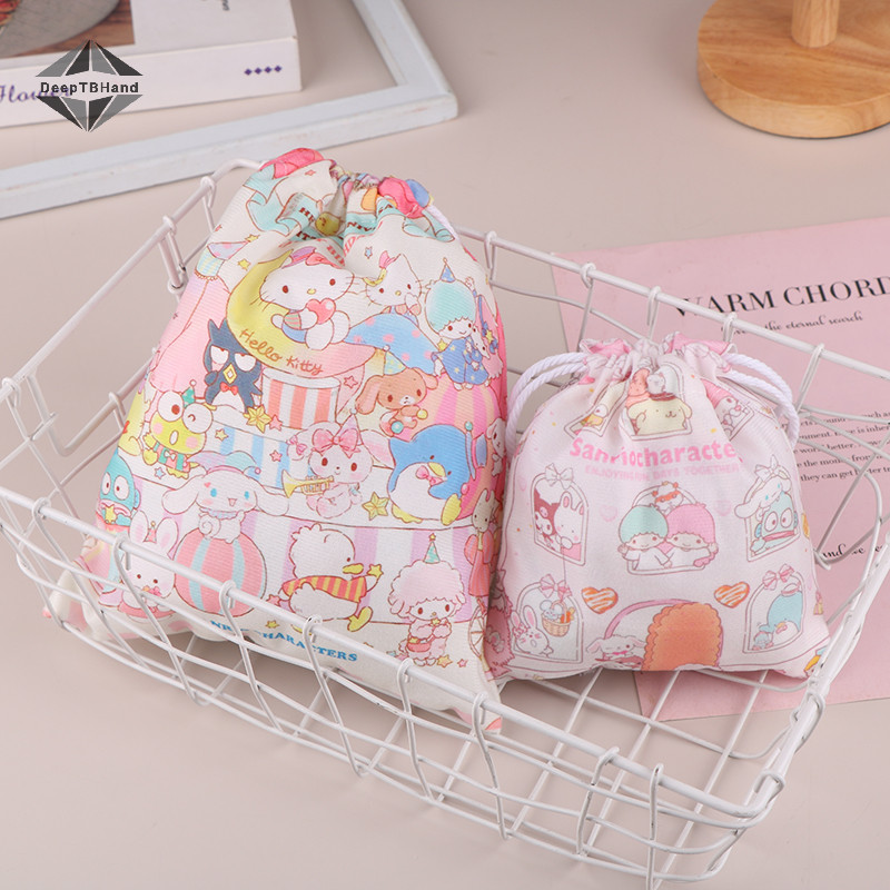 Deeptbhand Sanrio Family Drawstring กระเป๋าผ้าการ์ตูนนักเรียนกระเป๋าเก็บของจิปาถะกระเป๋าเครื่องสําอางกระเป๋าซักผ้าแบบพกพาใหม่
