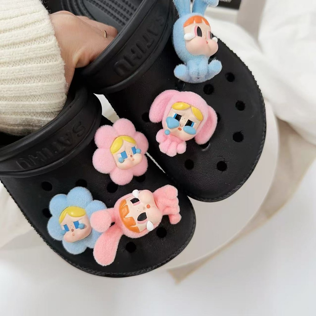 Crybaby เสน่ห์รองเท้าน่ารักสไตล์ใหม่ - อุปกรณ์อุดตันสไตล์ DIY Cros ตกแต่งรองเท้าการ์ตูนน่ารักสําหรับผู้ชายและผู้หญิง, คลิปรองเท้าแสนสนุกสําหรับ Casual &