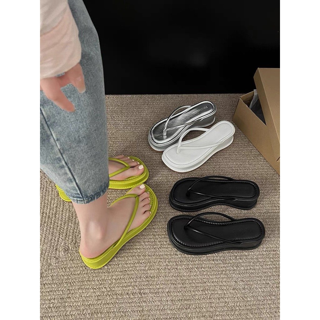 Flip-flops ผู้หญิงฤดูร้อนสวมใส่ด้านนอก 2025 สไตล์ใหม่มัฟฟินหนา Soled ความสูง Flip-Flops High-End Wedge Heel San❥3.16