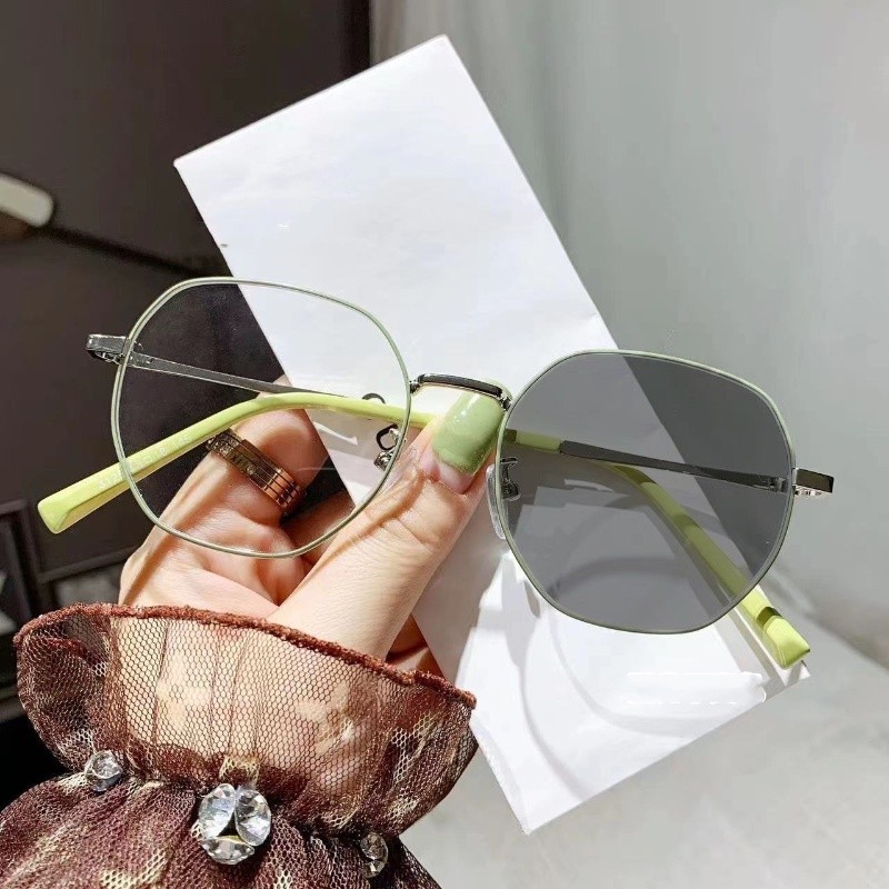 Fashion polygonal anti blue light photochromic glasses turn gray to tea -50 °~400 °