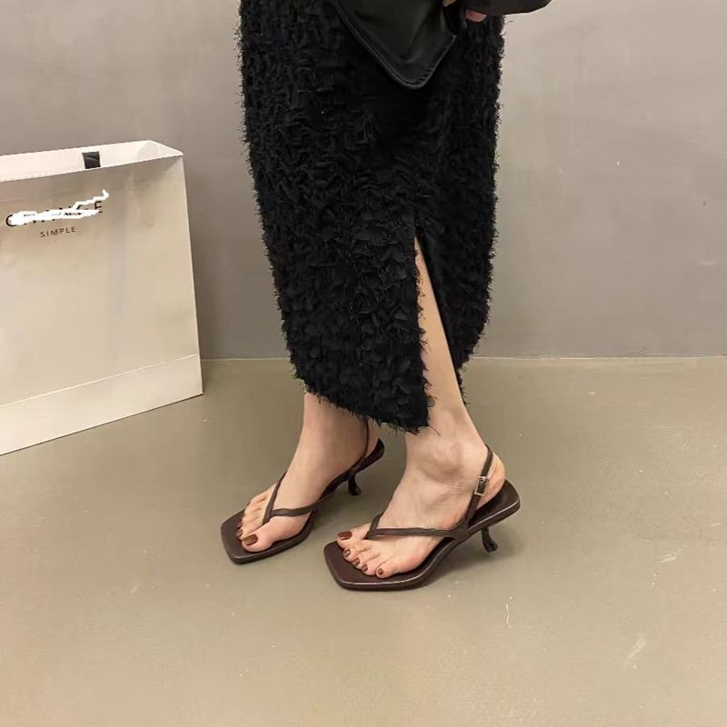 Influencer แบนสายรัด Flip-Toe Square Toe Classy รองเท้าแตะผู้หญิง 2024 ต้นฤดูใบไม้ผลิ Retro All-Match หนังไมโครไฟเบอร์รองเท้าส้นสูงรองเท้าแตะ