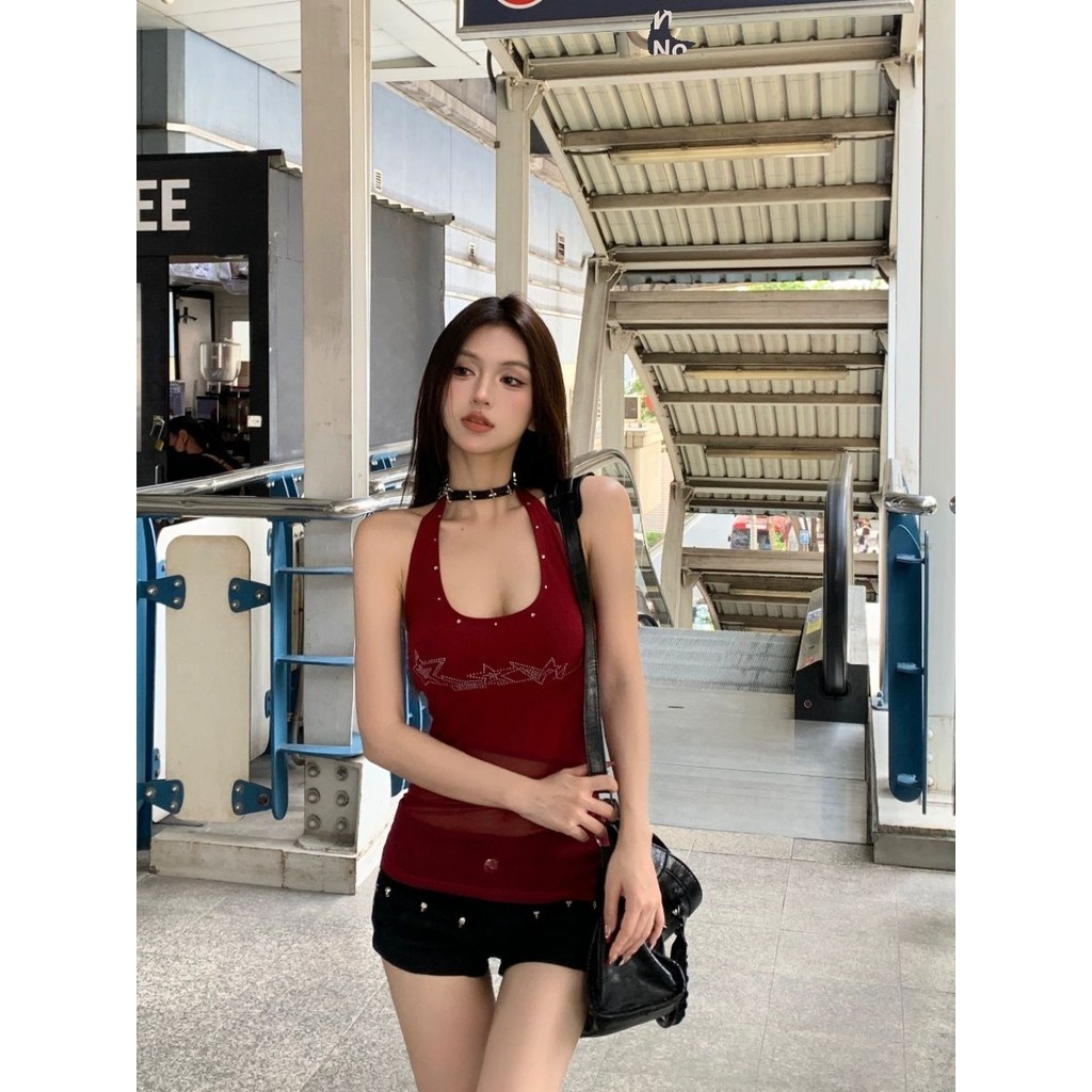 การออกแบบเชือกแขวนคอความรู้สึกสวมใส่ด้านนอกฤดูใบไม้ผลิของผู้หญิงแขนกุดด้านบนสีแดงสลิมฟิตอเมริกันสาวร้อนผ้ากอซเสื้อกั๊กร้อน แรลเตอร์คอ QSSX