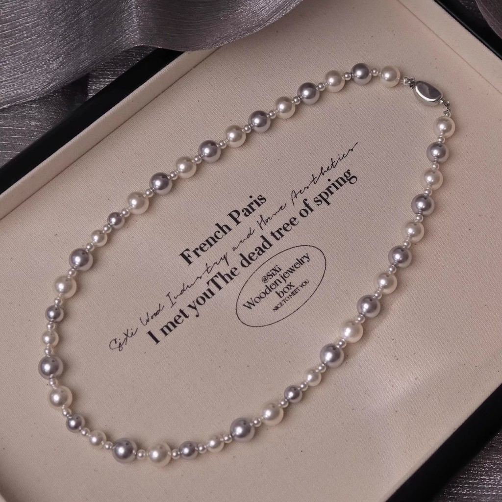 Noble Elegant Color Matching Pearl สร้อยคอ Ingot Buckle เสื้อกันหนาวผู้หญิง High-End Feeling ฤดูใบไม้ร่วงฤดูหนาวสร้อยคอ