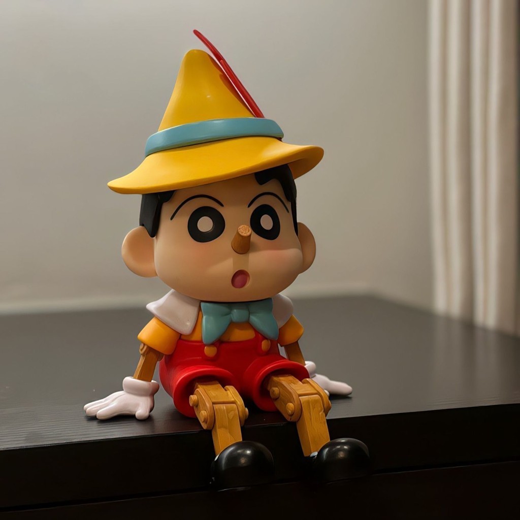 Crayon Shin-chan ตุ๊กตาหุ่นแฟชั่นรถเล่นของขวัญ Pinocchio เดสก์ท็อปเครยอนชินจังเครื่องประดับของเล่นโนฮาระชินโนะสุเกะ