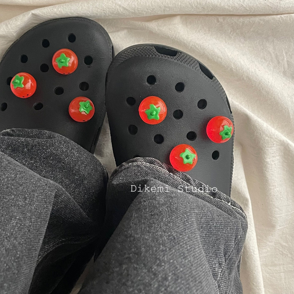CROCS 2024 ใหม่เกาหลี ซอก ออกแบบน่ารักตลกมะเขือเทศน้อยสําหรับ จระเข้ รองเท้าอุปกรณ์เสริม ทําเอง รองเท้าที่น่าสนใจหัวเข็มขัด