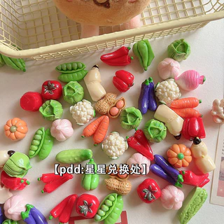 100 ชิ้นในสต็อก 3D ผักจำลองขนาดเล็ก อาหารเล่น ข้าวโพด ถั่วลิสง มะเขือยาว อุปกรณ์เสริมเรซิน ของตกแต่งครัว ขนาดเล็ก กิ๊บติดผม ดอกไม้รองเท้า