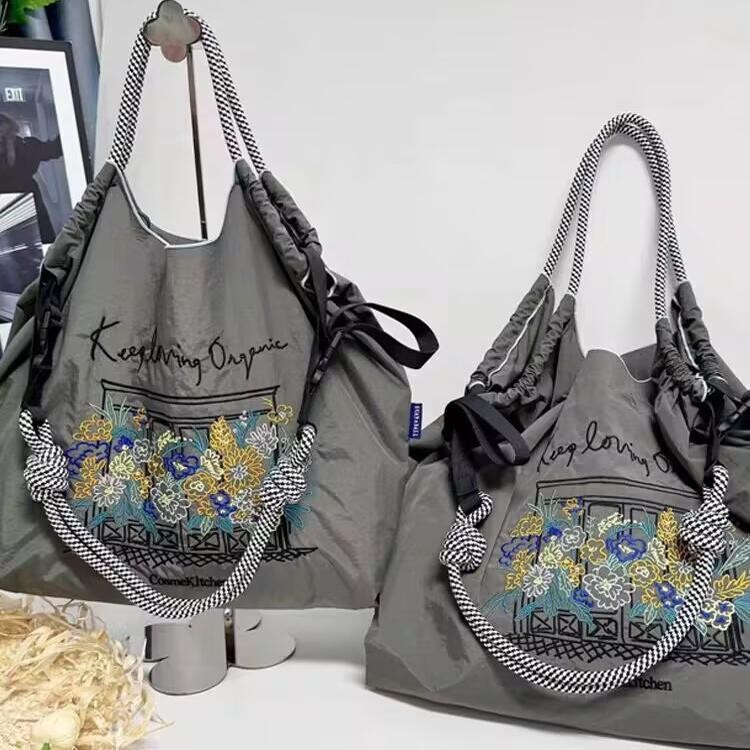 กระเป๋าไนลอน eco-friendly แบบโซ่ลายญี่ปุ่น ออกแบบโดยเย็บปักถักร้อยอย่างประณีต เหมาะสำหรับช้อปปิ้งและใช้ในชีวิตประจำวัน