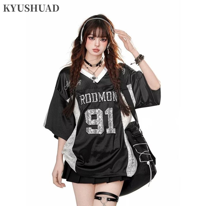 KYUSHUAD เสื้อท็อปฤดูร้อนขนาดใหญ่แฟชั่นพร้อมรายละเอียดลูกไม้และการออกแบบหูฟัง